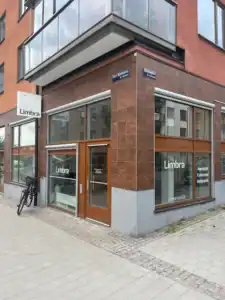 Limbra klinikens entré med fönster och skylt på hörnet av byggnaden.