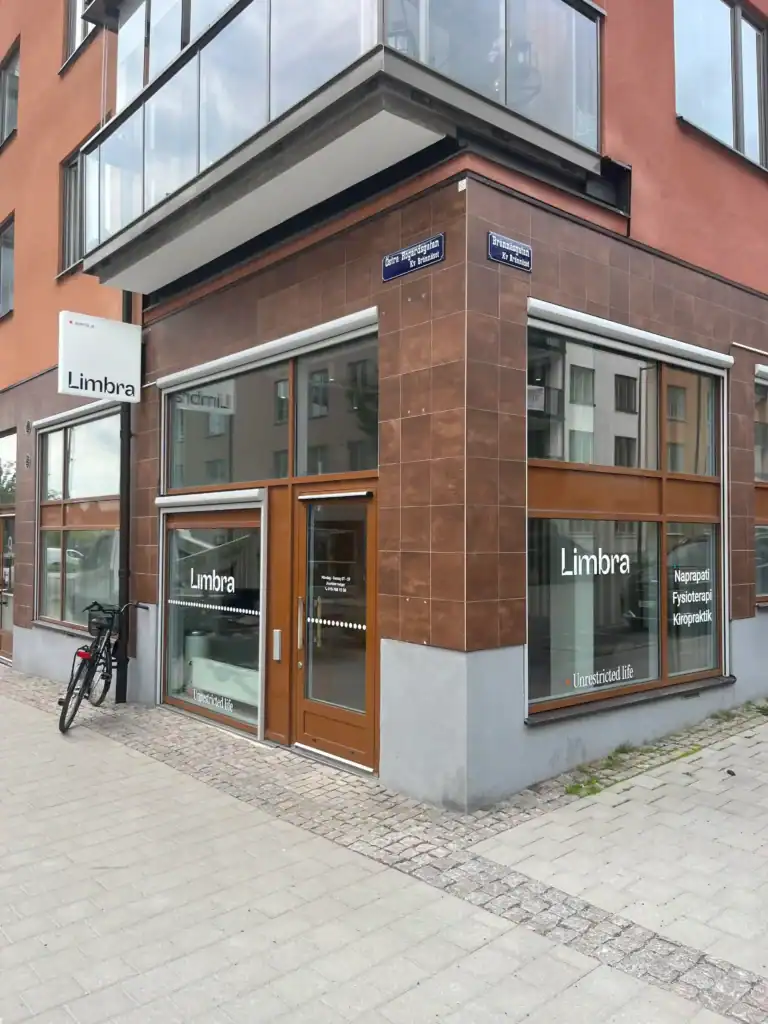 Limbra klinikens entré med fönster och skylt på hörnet av byggnaden.
