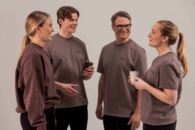 Grupp av fyra personer i samtal, alla i casual kläder.