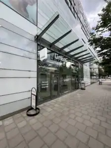 Modern klinikbyggnad med Limbra skylt och glasfasad.