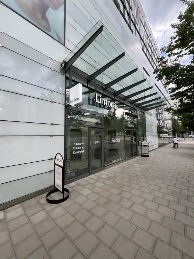 Modern klinikbyggnad med Limbra skylt och glasfasad.