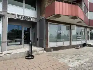 Limbra klinikens entré med skyltfönster för fysioterapi och kiropraktik.