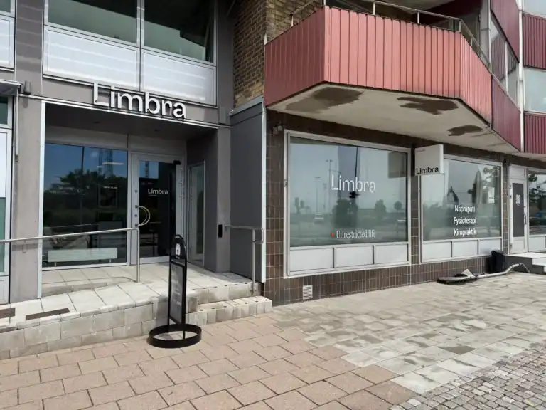 Limbra klinikens entré med skyltfönster för fysioterapi och kiropraktik.