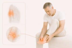 Man som upplever smärta i foten, med illustration av inflammation i fotleden.