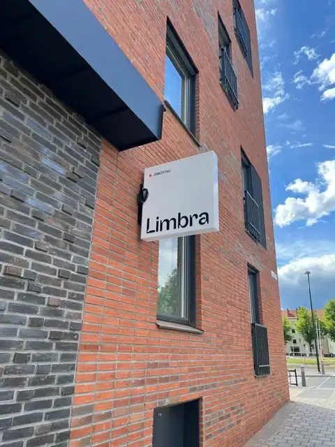 Limbra klinikens skylt på en modern byggnad i stadsmiljö.
