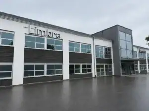 Modern klinikbyggnad för muskelsjukvård i Sverige.