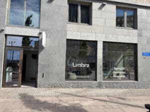 Limbra klinikens fönster med text om behandlingar och professioner.