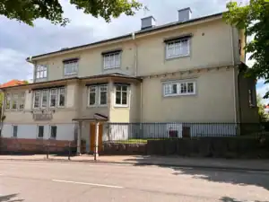 Gulputsad tvåvåningsbyggnad längs gatan där Limbra i Borås ligger.