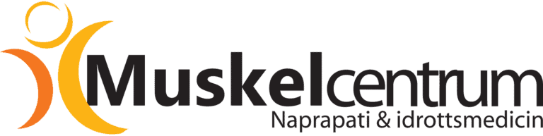 Kiropraktorer och fysioterapeuter arbetar med patient i klinikmiljö.