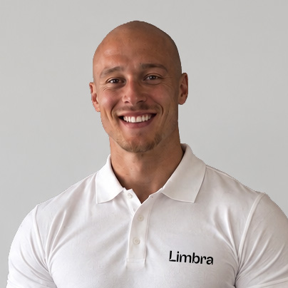 Glad man i vit polo med Limbra-logga, leende mot kameran.