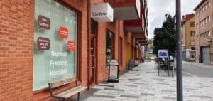 Limbra klinikens skyltfönster och entré på en stadsgata.