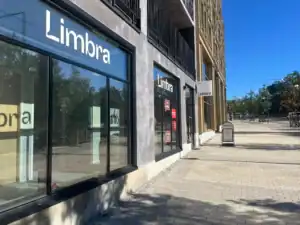 Limbra klinikens skyltfönster på en solig dag.