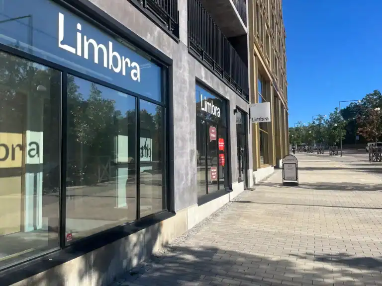 Limbra klinikens skyltfönster på en solig dag.