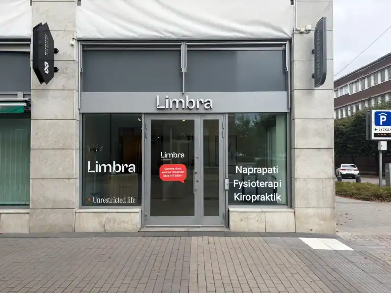 Limbra klinikens entré med skyltar för naprapati, fysioterapi och kiropraktik.