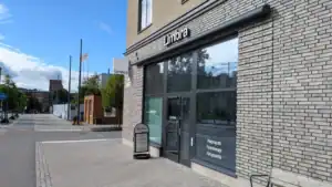 Limbra klinikens fasad med stora fönster och skylt.
