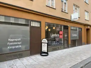 Limbra klinikens exteriör med skyltar för behandlingar.