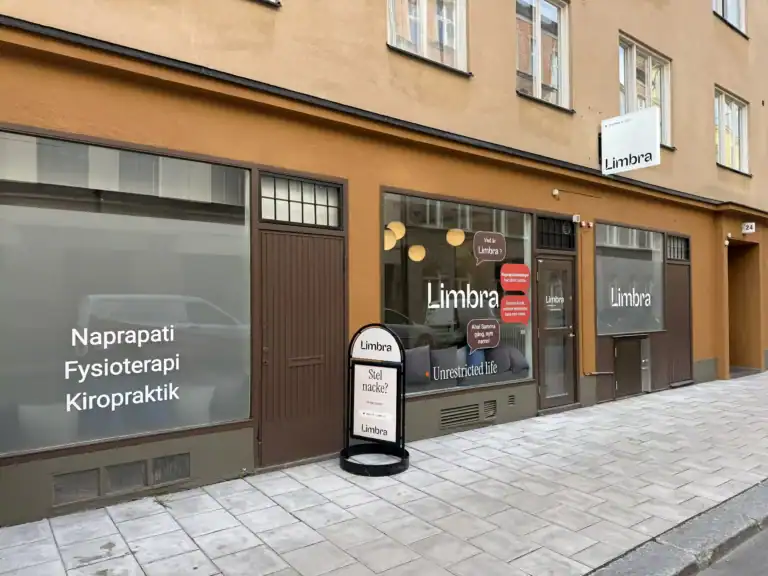 Limbra klinikens exteriör med skyltar för behandlingar.