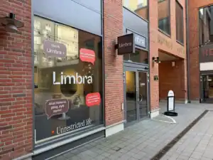 Limbra klinikens skyltfönster och entré på en stadsgata.