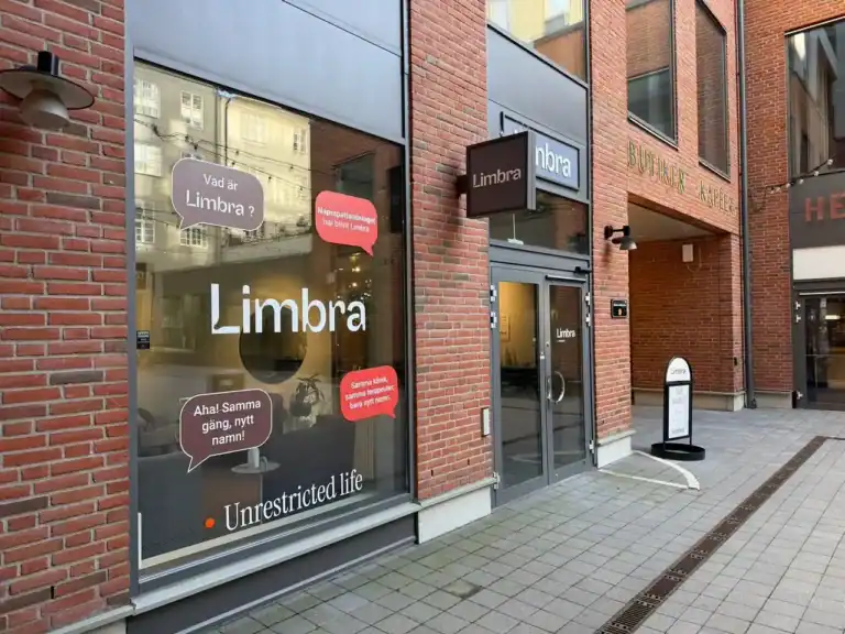 Limbra klinikens skyltfönster och entré på en stadsgata.