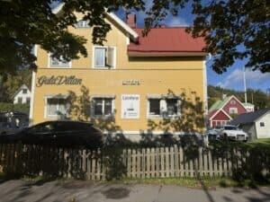 Gula Villan byggnad med Limbra klinik och skyltar.