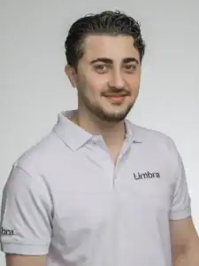 Man i vit polo med Limbra-logga, professionell och vänlig.