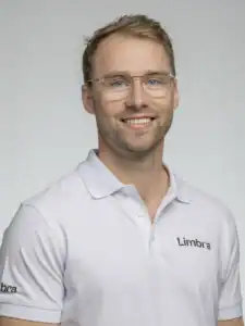 Glad man i vit polo med Limbra-logga.
