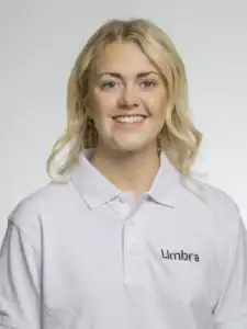 Kvinna i vit arbetsuniform med Limbra-logga.