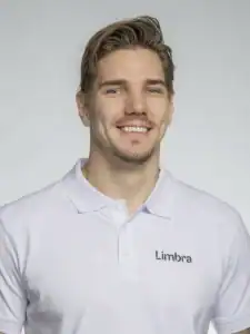 Man i vit polo med Limbra-logga ler mot kameran.