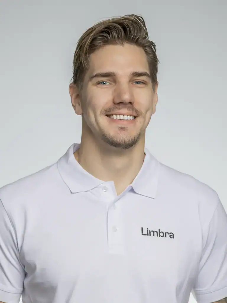 Man i vit polo med Limbra-logga ler mot kameran.
