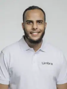 Man i vit polo med Limbra-logga, leende mot kameran.