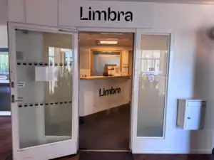 Limbra mottagningens entré med glasdörrar och reception.