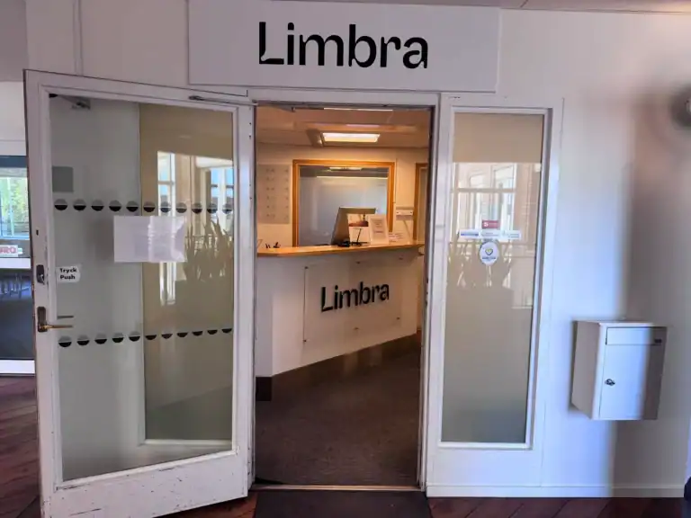 Limbra mottagningens entré med glasdörrar och reception.