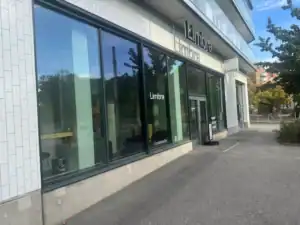 Limbra klinikens entré med stora fönster och skylt ovanför dörren.