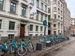 Cykeldelning utanför ett kontorshus i stadsmiljö.