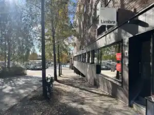 Limbra klinikens exteriör med skylt och entré i en stadsmiljö.