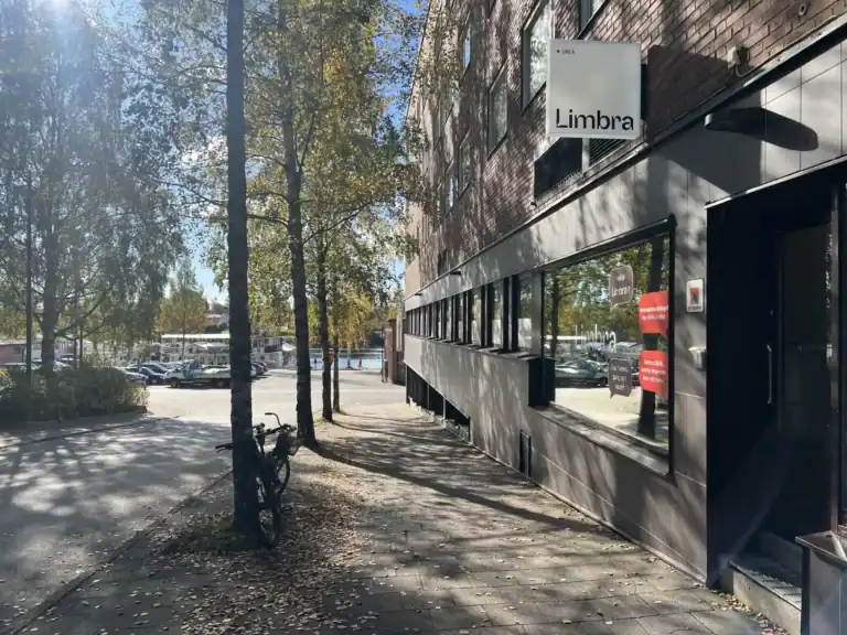 Limbra klinikens exteriör med skylt och entré i en stadsmiljö.